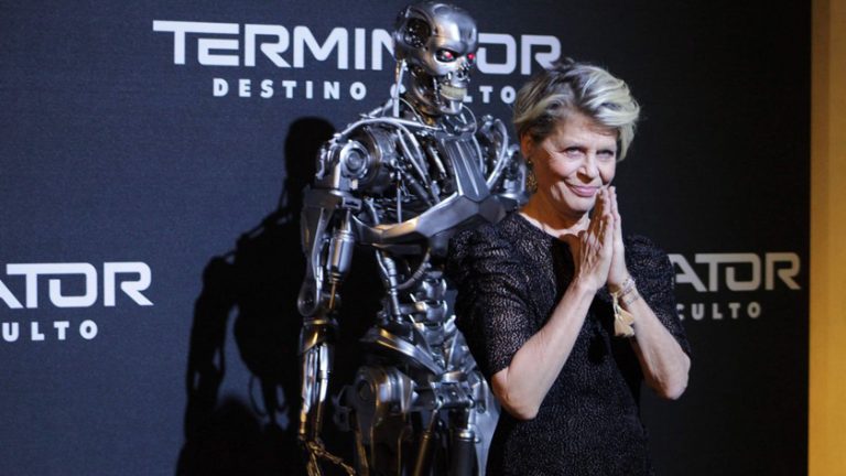 Linda Hamilton dice que estaba “borracha” cuando aceptó regresar “Terminator”