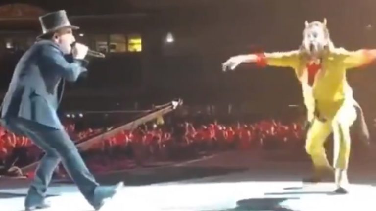 Bono baila con fan y lo defiende de guardias durante concierto de U2
