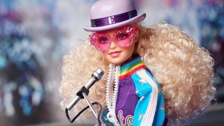 Barbie rinde tributo a los 45 años de carrera de Elton John