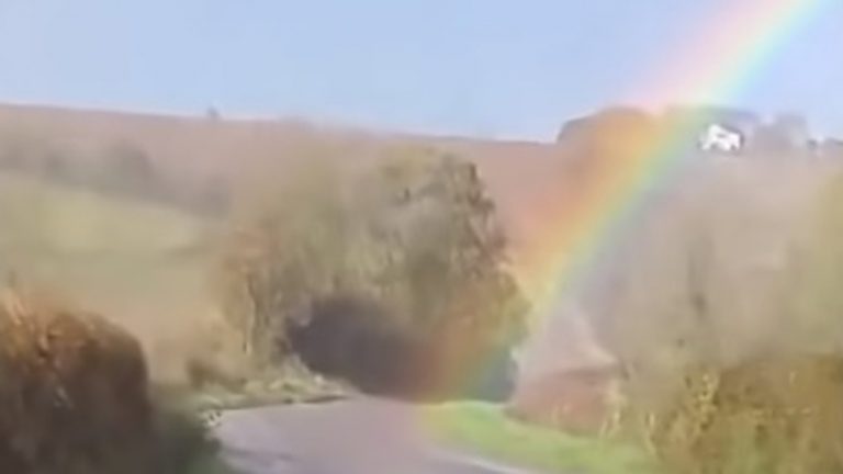 Familia inglesa encuentra el final del arcoíris y graba el gran momento en video