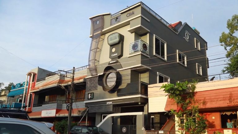Fanático de la fotografía construye la casa de sus sueños con forma de cámara