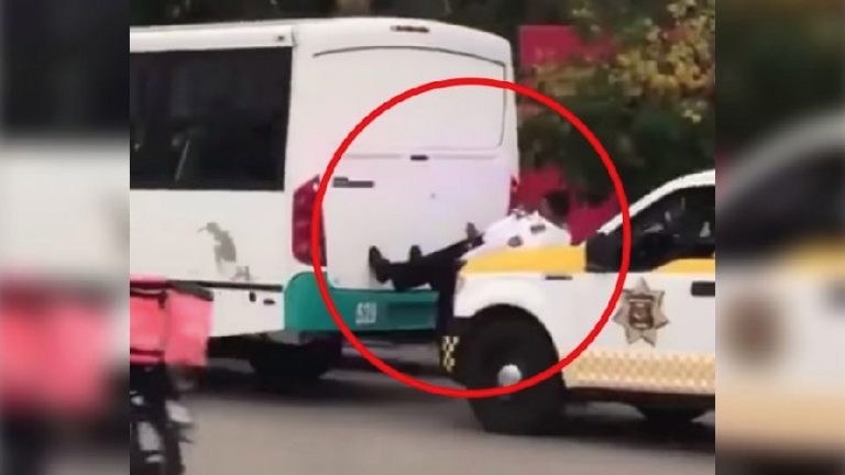 “Piernas de Acero” Policía empuja camión con las piernas ¡Video viral!
