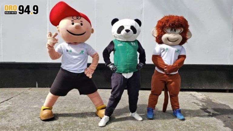 Jóvenes bailan durante la vacunación