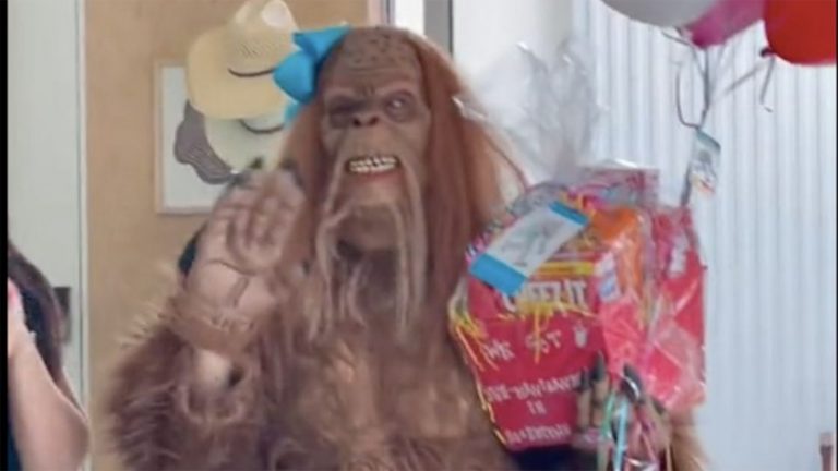 Pie Grande aparece en fiesta infantil y niños gritan de miedo ¡Video viral!