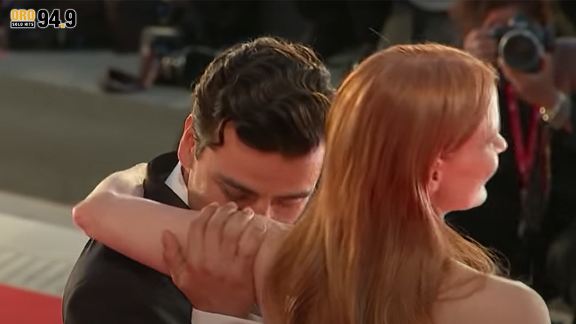 Oscar Isaac le da sensual beso a Jessica Chastain en la alfombra roja