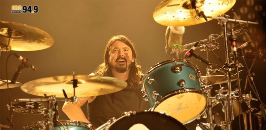 David Grohl vuelve a tocar “Smell Like Teen Spirit” con la voz de Kurt Cobain de fondo