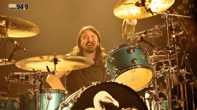 David Grohl vuelve a tocar “Smells Like Teen Spirit” con la voz de Kurt Cobain de fondo