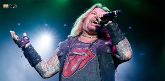 Vocalista de Mötley Crüe sufre aparatoso accidente en pleno concierto