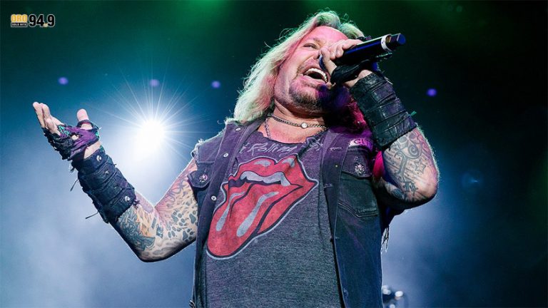 Vocalista de Mötley Crüe, Vince Neil se cae del escenario, tiene fracturadas las costillas