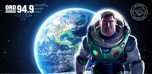 Más allá del Infinito: Buzz y el viaje hacia Lightyear es dirigido por Tony Kaplan y producido por Sureena Mann.