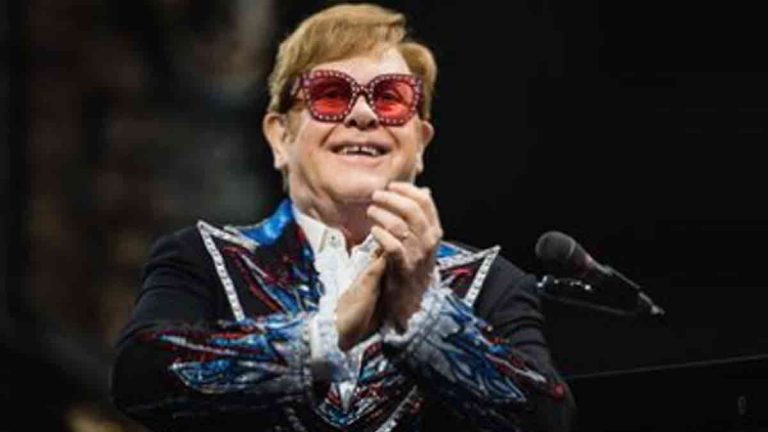 Elton John es criticado por su estrafalario look
