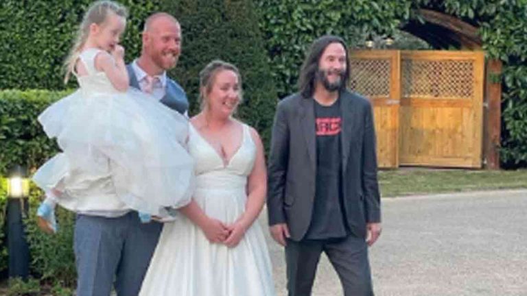 Keanu Reeves sorprende a pareja en boda
