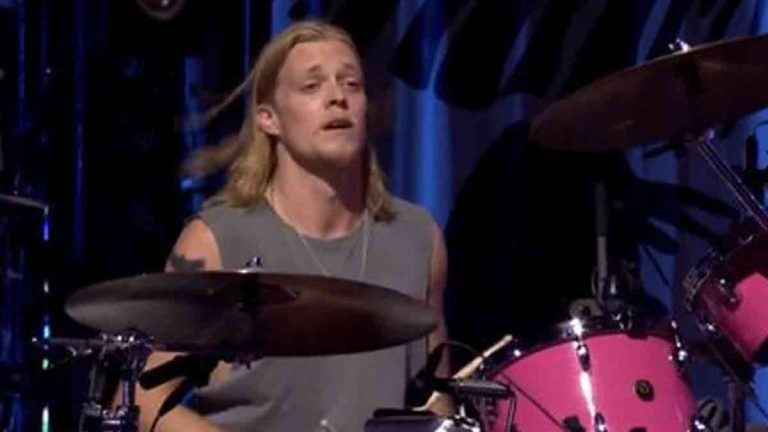 Hijo de Taylor Hawkins toca con Foo Fighters durante homenaje a su padre