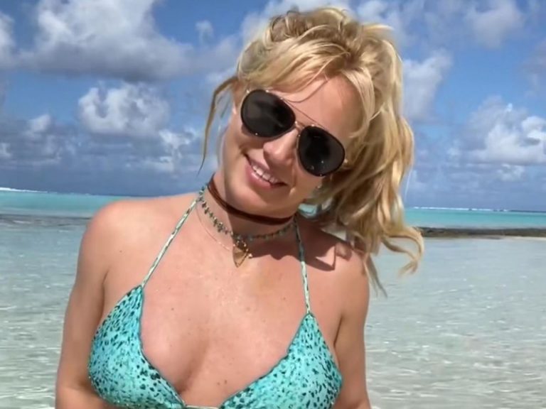 Britney Spears publica sensuales fotos en la playa; fans la critican