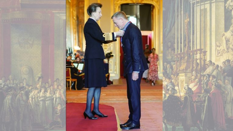 Princesa entrega medalla de la orden de San Miguel y San Jorge a Daniel Craig