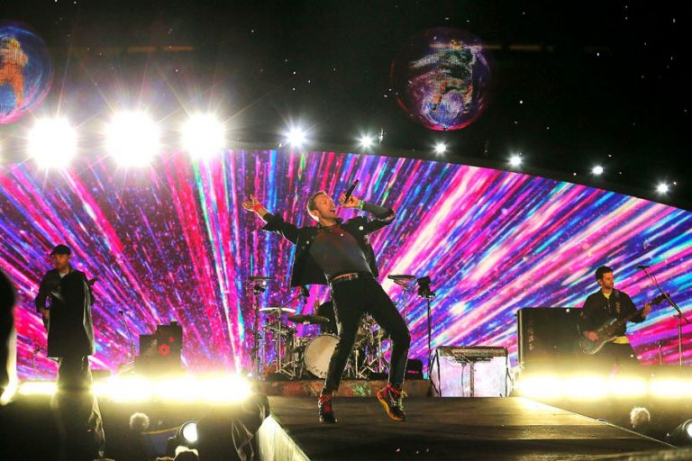 Coldplay suspende conciertos por problemas de salud de Chris Martin