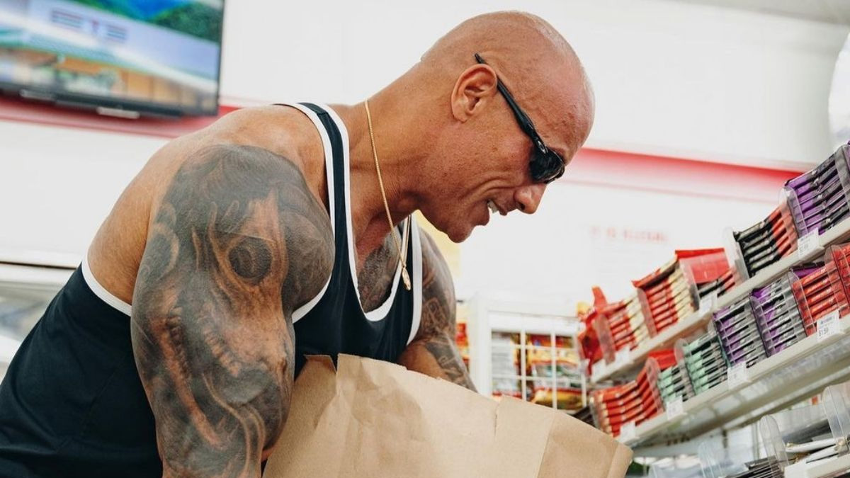 'La Roca' repone el chocolate que le robó a minisuper cuando era joven