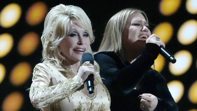 Dolly Parton y Kelly Clarkson rememoran a Whitney Houston