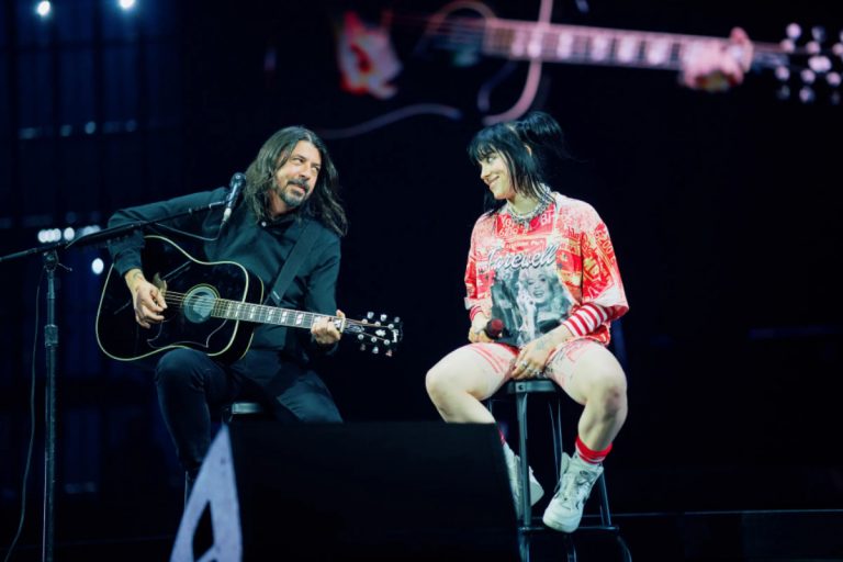 Dave Grohl y Billie Elish cover de There goes my hero