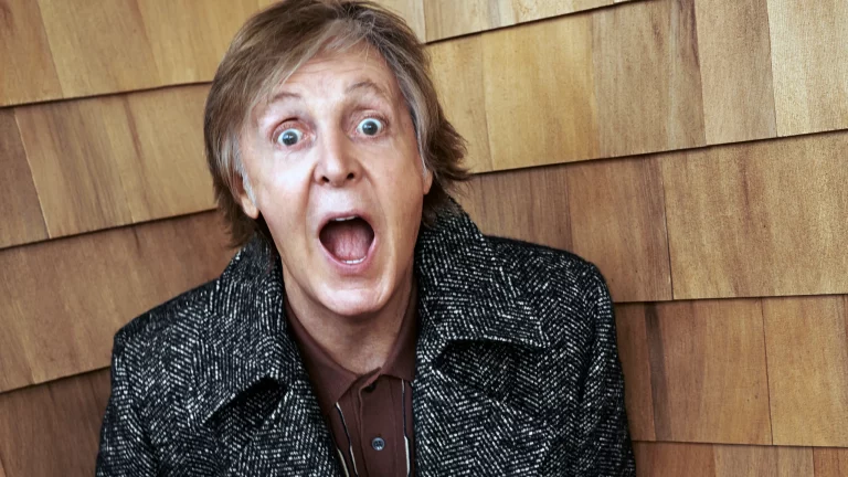 ¡Paul McCartney casi termina atropellado!