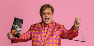El cantante británico Elton John aparecerá en el Super Bowl junto a Jack Harlow y Missy Elliot, durante un comercial para la marca Doritos.