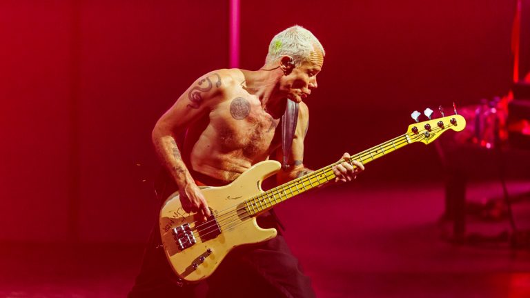 Flea de Red Hot Chili Peppers trabaja en proyecto solitario