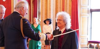 El día de ayer el ex guitarrista de Queen, Brian May, fue condecorado con el título de caballero por el Rey Carlos III de Inglaterra.