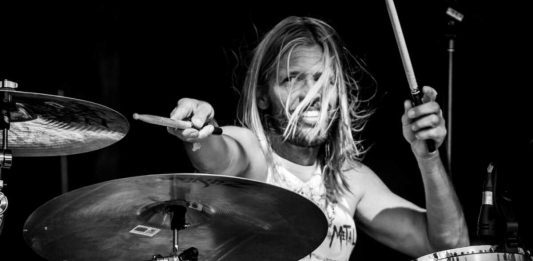 La banda The Black Box Revelation, rindió un homenaje al baterista, Taylor Hawkins, a un año de su fallecimiento.