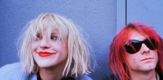 La cantautora estadounidense, Courtney Love compartió la letra original de una de las canciones más míticas de Nirvana.