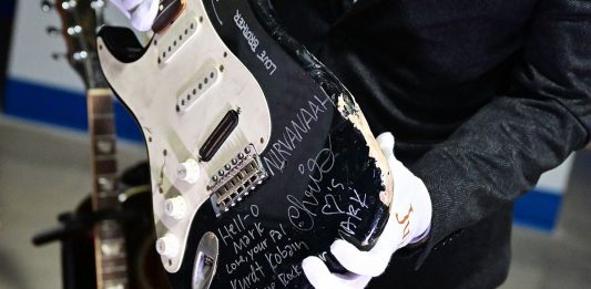 Una guitarra perteneciente al difunto líder de Nirvana, Kurt Cobain se vendió en aproximadamente 600 000 dólares durante una subasta.