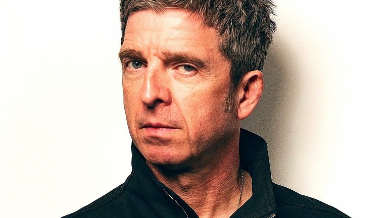 Noel Gallagher declaró que su yo más joven odiaría su colaboración con Damon Albarn, integrante de la banda Blur.