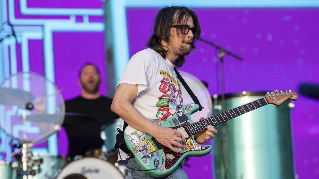 Weezer muestra su apoyo a la huelga de escritores de Hollywood.