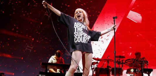 Durante una presentación de Paramore en el icónico Madison Square Garden, la cantante Hayley Williams expulsó a dos miembros del público.