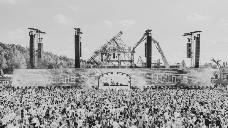 Tras el incidente, el arranque de Tomorrowland, con todo y su escenario principal, fue posible gracias a la construcción exprés de una nueva plataforma.