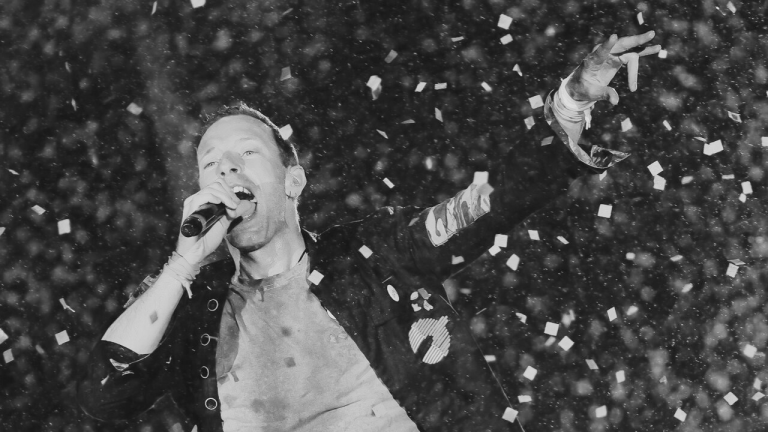 En Madison, Wisconcin, Chris Martin lanzó una advertencia a la audiencia con humor sobre el uso de la kisscam, pero evitó enfocar a parejas.