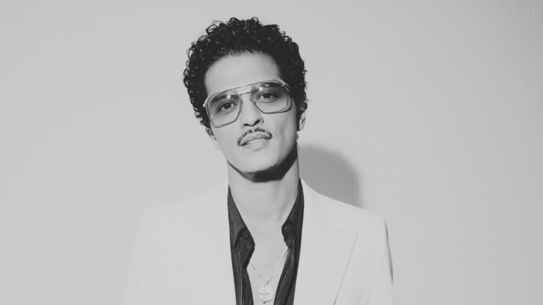 Bruno Mars, sin emitir una declaración formal, ha respondido públicamente con humor y mensajes irónicos en redes sociales.