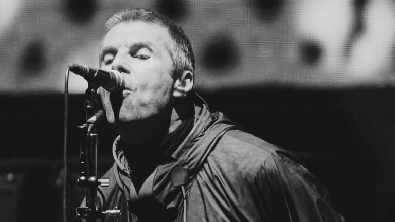 Liam Gallagher dijo: “¿Tenemos enamorados aquí? No se preocupen, no tenemos esas cámaras chismosas de Coldplay. No nos importa con quién estén jugando o tonteando, no es asunto nuestro”