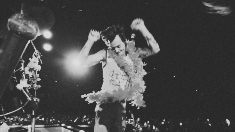 Harry Styles participó en el diseño y promoción de su nueva línea de juguetes para adultos "Pleasing Yourself", que es su primera incursión en ese mercado.