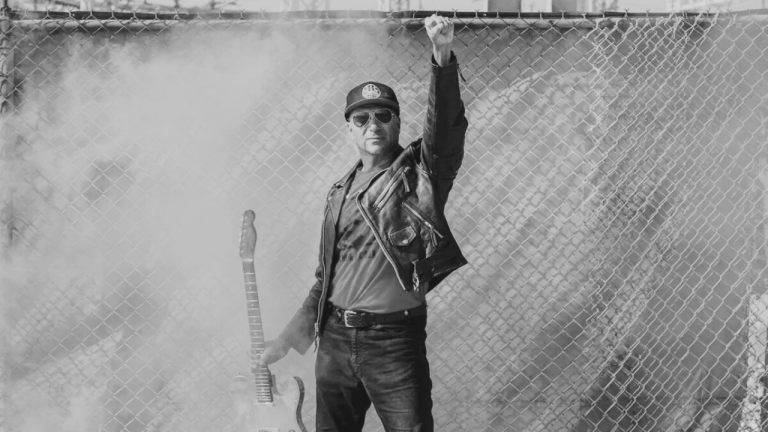 Durante la presentación, Tom Morello presentó a Alex Lifeson como “una leyenda de la guitarra” y la ovación del público no se dejó esperar.