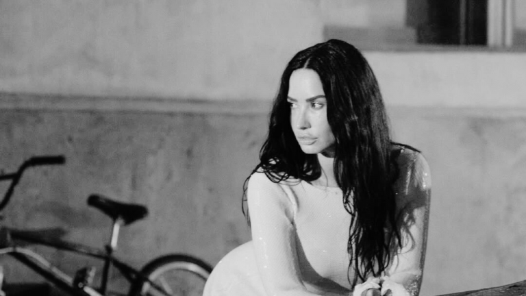 Demi Lovato colaboró con el productor Zhone, conocido por trabajar con Kylie Minogue y Troye Sivan, para la creación del tema Fast