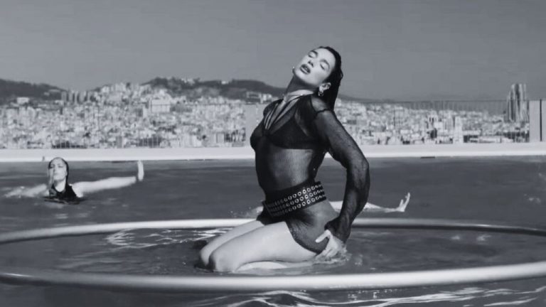 Dua Lipa muestra cómo combinar el arte de las uñas con moda. La tendencia dorada ofrece versatilidad para diferentes estilos y ocasiones.