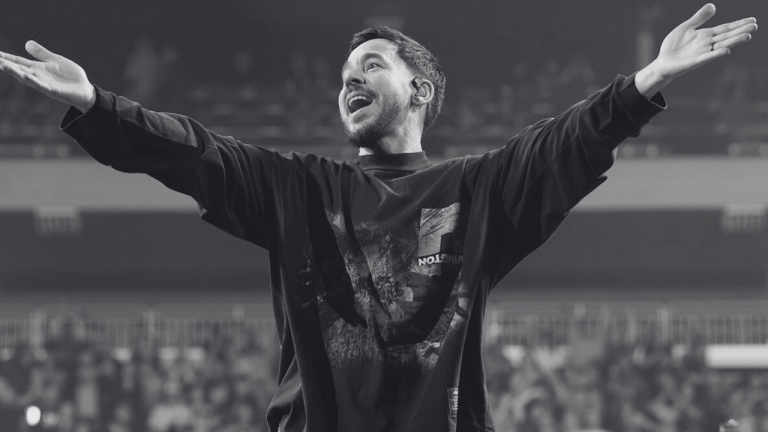 Mike Shinoda destacó que la música de From Zero mantiene el ADN original de Linkin Park, con elementos nuevos aportados por Armstrong.