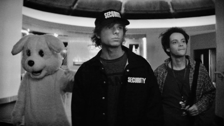 “New Year's Rev” es una comedia de carretera dirigida por Lee Kirk, que mezcla nostalgia noventera y humor, junto con la música de Green Day.