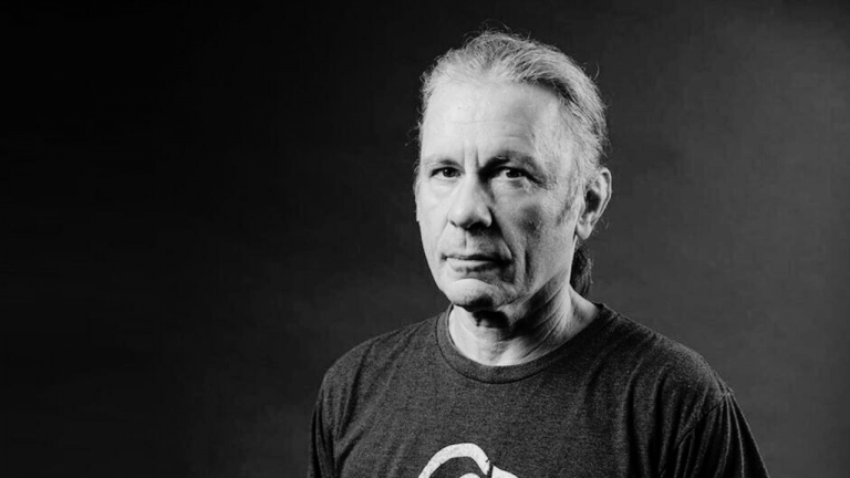 Bruce Dickinson mencionó que busca un sonido demoledor, con ciertas desafinaciones intencionales para dar un efecto crudo y auténtico.