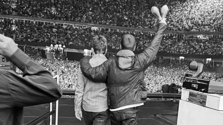 Durante las recientes presentaciones de Oasis en el estadio de Wembley, se promedió la venta de 250 mil pintas de cerveza por cada noche.