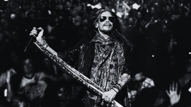 En su denuncia, la acusadora dijo que Steven Tyler la llevó a su habitación de hotel, tras un concierto en 1973 y cometió actos sexuales ilegales.