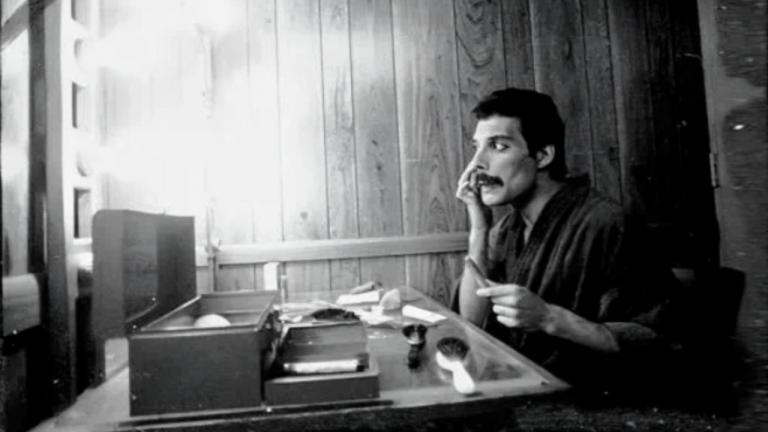 “B” afirmó que su nacimiento fue producto de una relación entre Freddie Mercury con la esposa de un amigo cercano, en 1976 y que fue un padre cercano