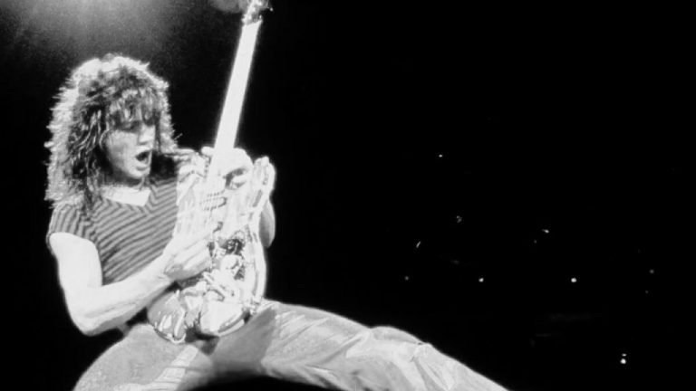 La guitarra 'Kramer' acompañó a Eddie Van Halen en conciertos en ciudades como Filadelfia, Caracas y Buenos Aires, y luego la regaló a su técnico de sonido.