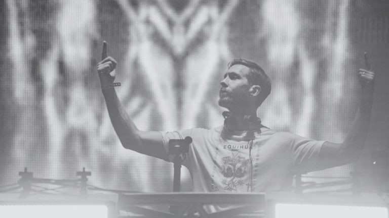Calvin Harris busca una medida temporal que proteja sus fondos mientras se lleva a cabo el proceso legal de demanda contra su ex asesor.