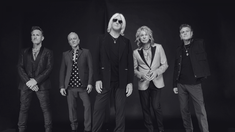 Def Leppard fue incluido en el Salón de la Fama del Rock & Roll en 2019 en su primera nominación, con Brian May de Queen haciendo los honores.